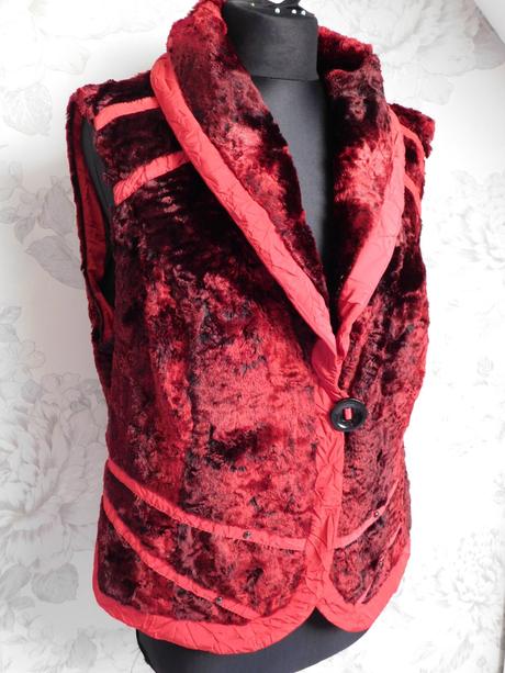 Pekna štylova plišova vesta, 42