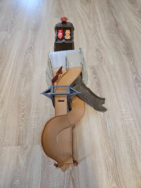 Cars pretekárska dráha midnight jump, 