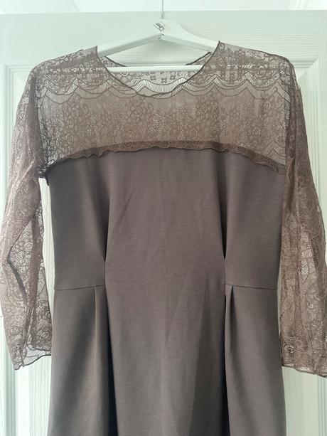 Čipkované šaty, 38