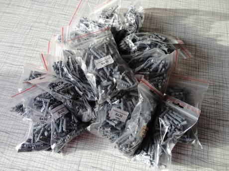 Spojovací materiál - nový - hmoždinky, šróby,