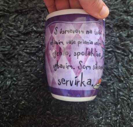 Hrnček - sympatická servírka,