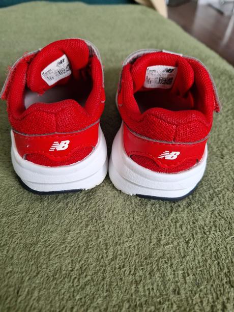 Červene tenisky, new balance,22