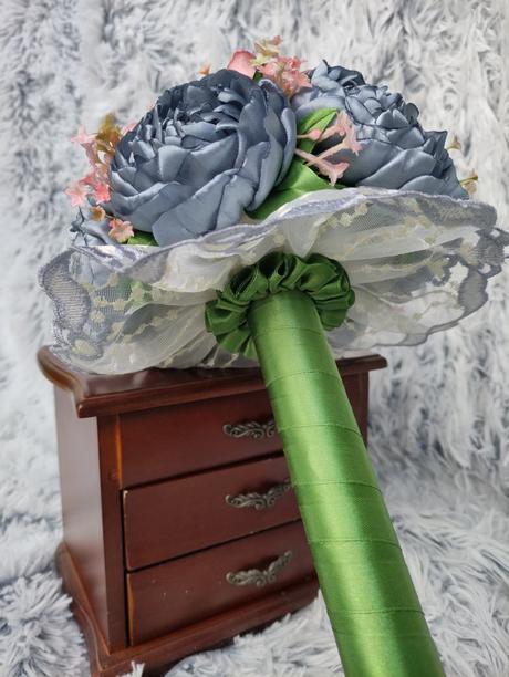 Kytica pivoniek zo saténu s čipkovou dekoráciou, 