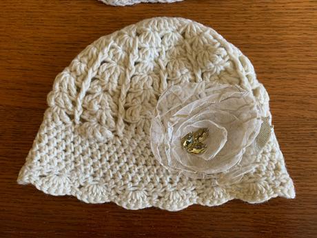 Prechodné čiapky s mašľou z rifloviny a čipkami, 98