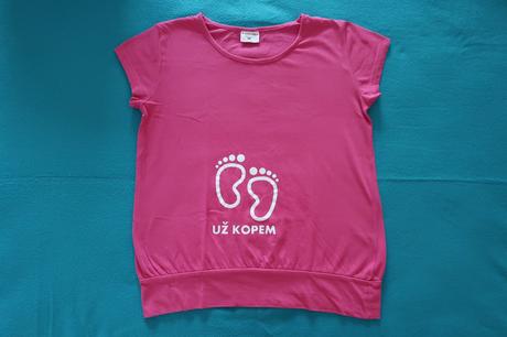 Tehotenské tričko s nápisom už kopem, m