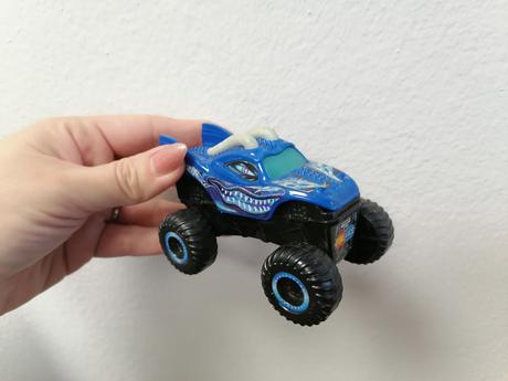 2 autíčka monster jam, 