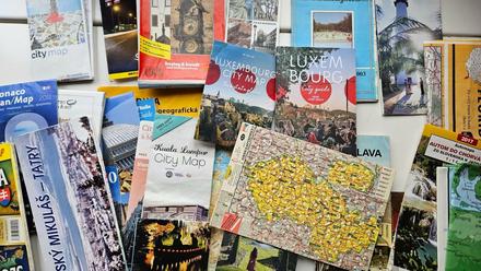 Rozne mapy, plany miest, turisticki sprievodcovia, 