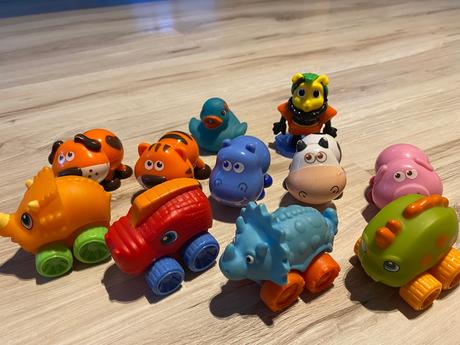 Malé dinosaury autá, zvieratká s krútiacimi hlavam, 