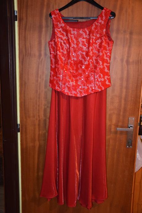 Červené šaty, 40