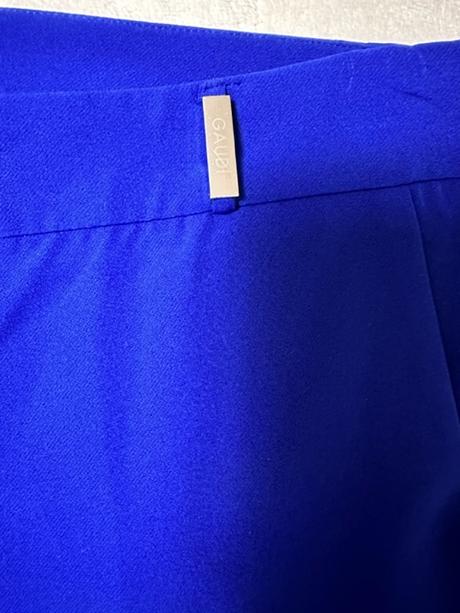 Kráľovský modrý nohavicový kostým zn. gaudi it 44, l / m