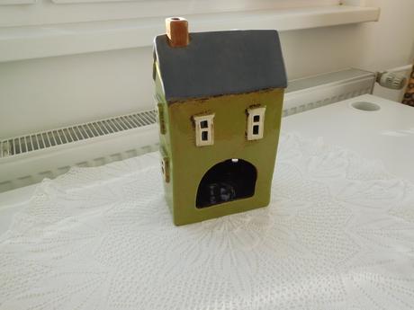 Keramický svietnik domček v zelenom prevedení, 