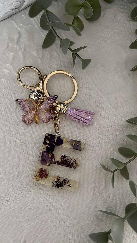 Ručne vyrobené živicové kľúčenky, 