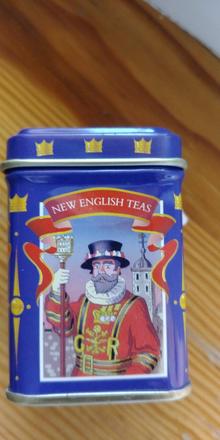 Malá plechová krabička na čaj,