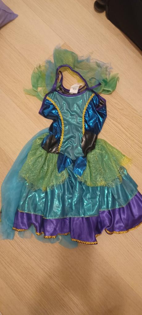 Prekrásny šitý kostým, 146