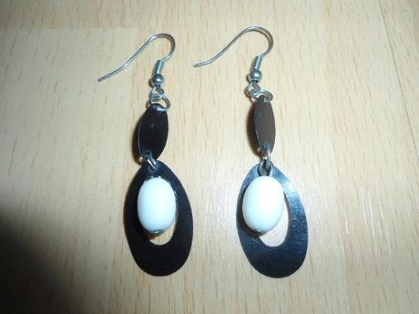 Ciernobiele nausnice - visiace, 