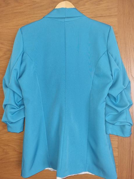 Žiarivé tyrkysové sako,