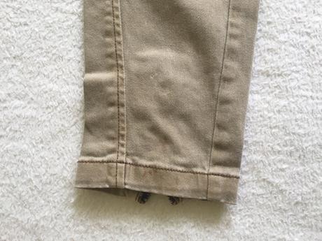 Bledohnede nohavice, 26