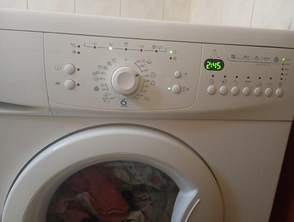 Práčka zamyká dvere, ale nepokračuje