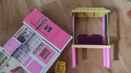 Barbie nábytok + bábiky barbie, 