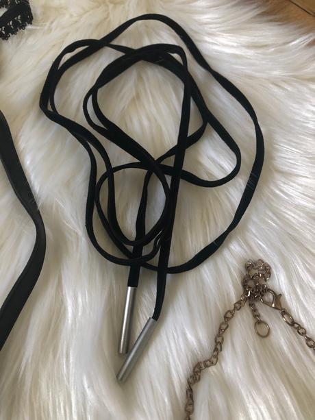 Nahrdelniky a privesky,