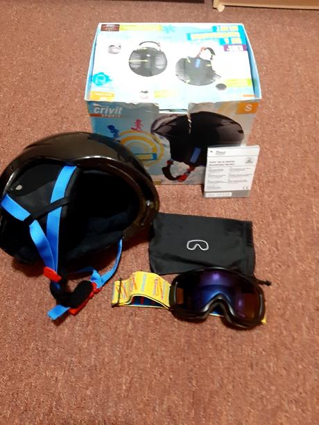 Lyžiarska prilba a okuliare, s