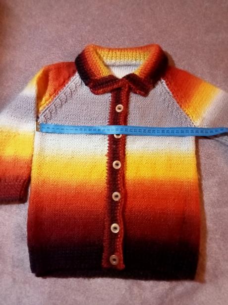 Krásny ručne pletený svetrík vo farbách jesene, 128
