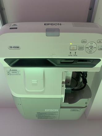 Epson interaktivny projektor,