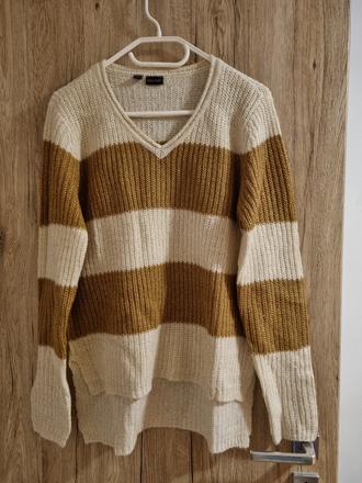 Minimalne noseny svetrik, s