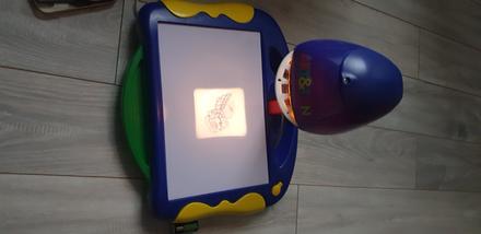 Svietiaca kresliaca lampa,