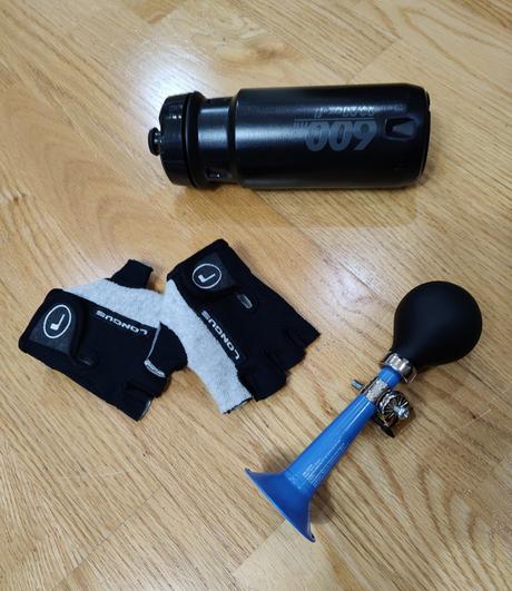 Cyklistické rukavice, klaksón, fľaša, 