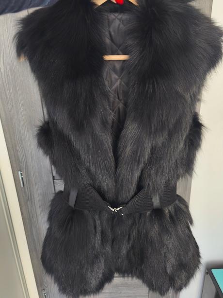 Krasna vesta z lisky moschino, moschino,s