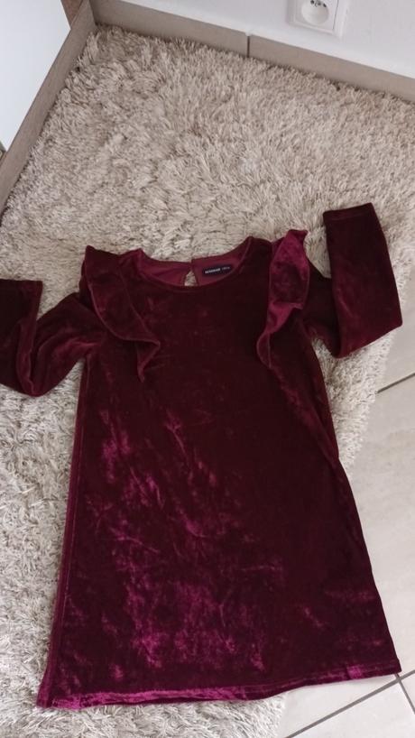 Krásne zamatové šaty s volánikmi, reserved,116