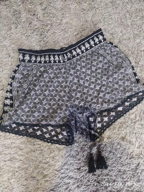 Dámske oblečenie, s