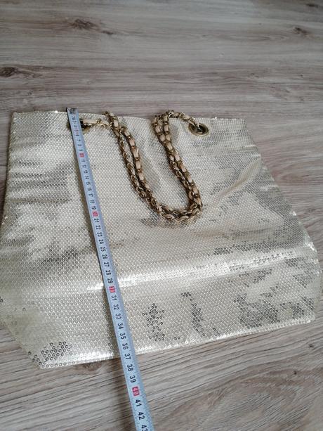 Taška s flitrami, atmosphere