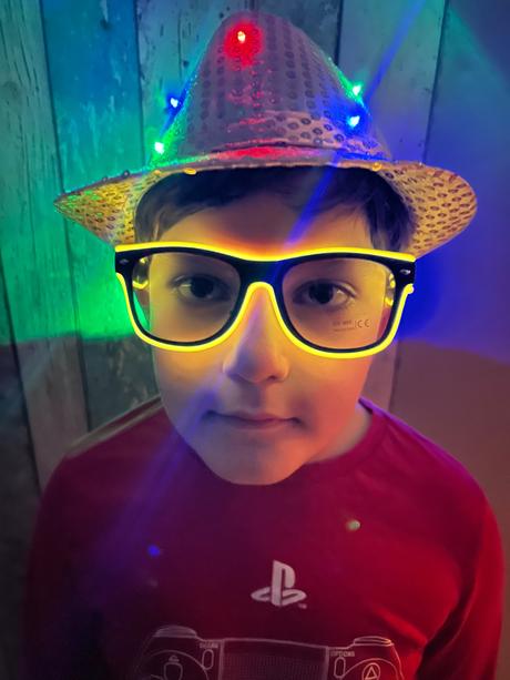 Svietiaci klobuk a okuliare, 