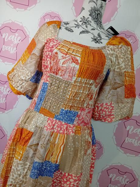 Nové vzorované šaty, s