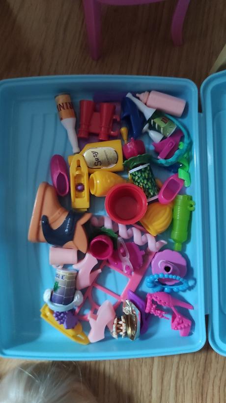 Barbie nábytok + bábiky barbie, 