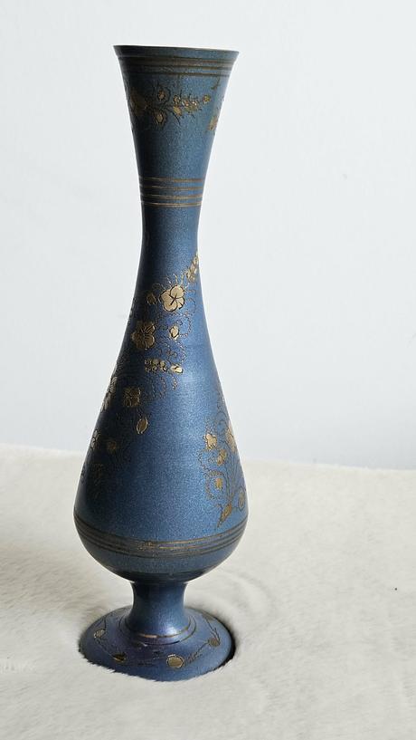 Štíhla kovová váza s modrým smaltom a ornamentmi, 