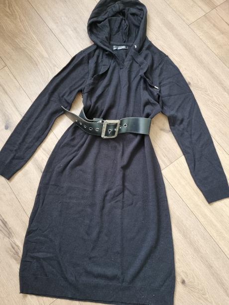 Tenšie čierne pletené šaty s kapucňou m + 2 opasky, m