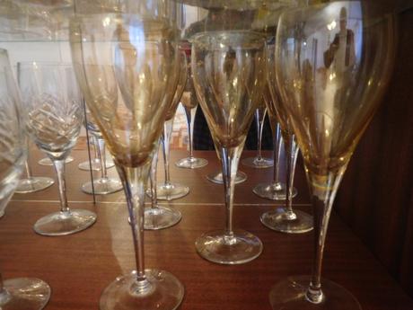 Sklenené poháre poháriky na nožičke,,