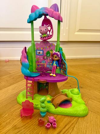 Gabby domcek na strome, 