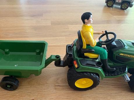 Záhradný traktor john deere x949 s figúrkou - brud, 