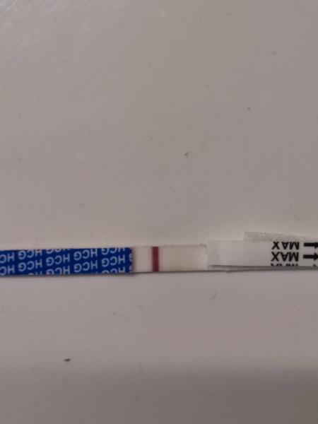 Čo znamená biela čiarka na teste?