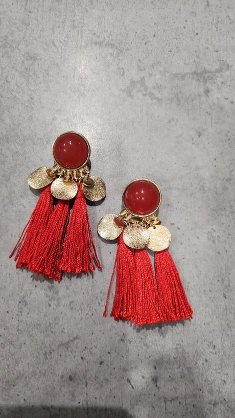 Červené strapcové náušnice,