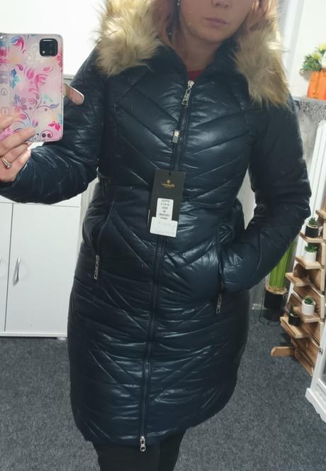 Tmavomodrá bunda, m / s