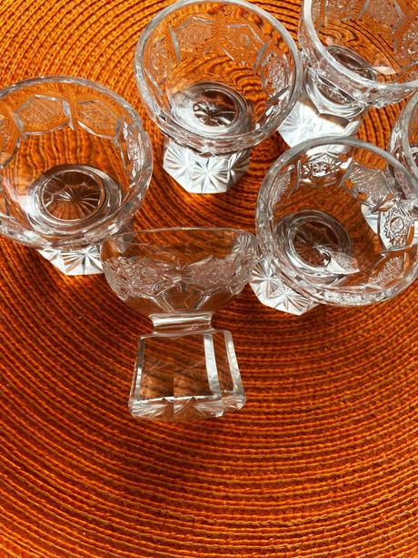 Kryštálová brúsená karafa a 6 štamperl. bohemia,