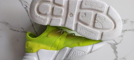 Neónové tenisky, 32