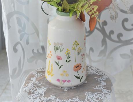 Keramická jarná váza s kvetmi,