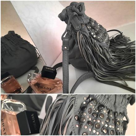 Koža vybijaná kabelka so strapcami,