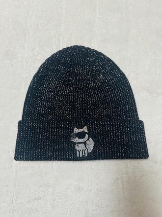 Čierna čiapka so striebornou niťou karl lagerfeld, 